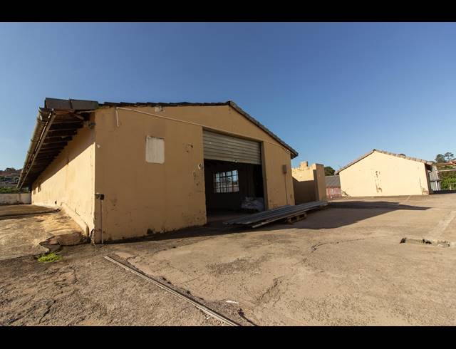 142M² WAREHOUSE TO LET IN QUEENSMEAD INDUSTRIA